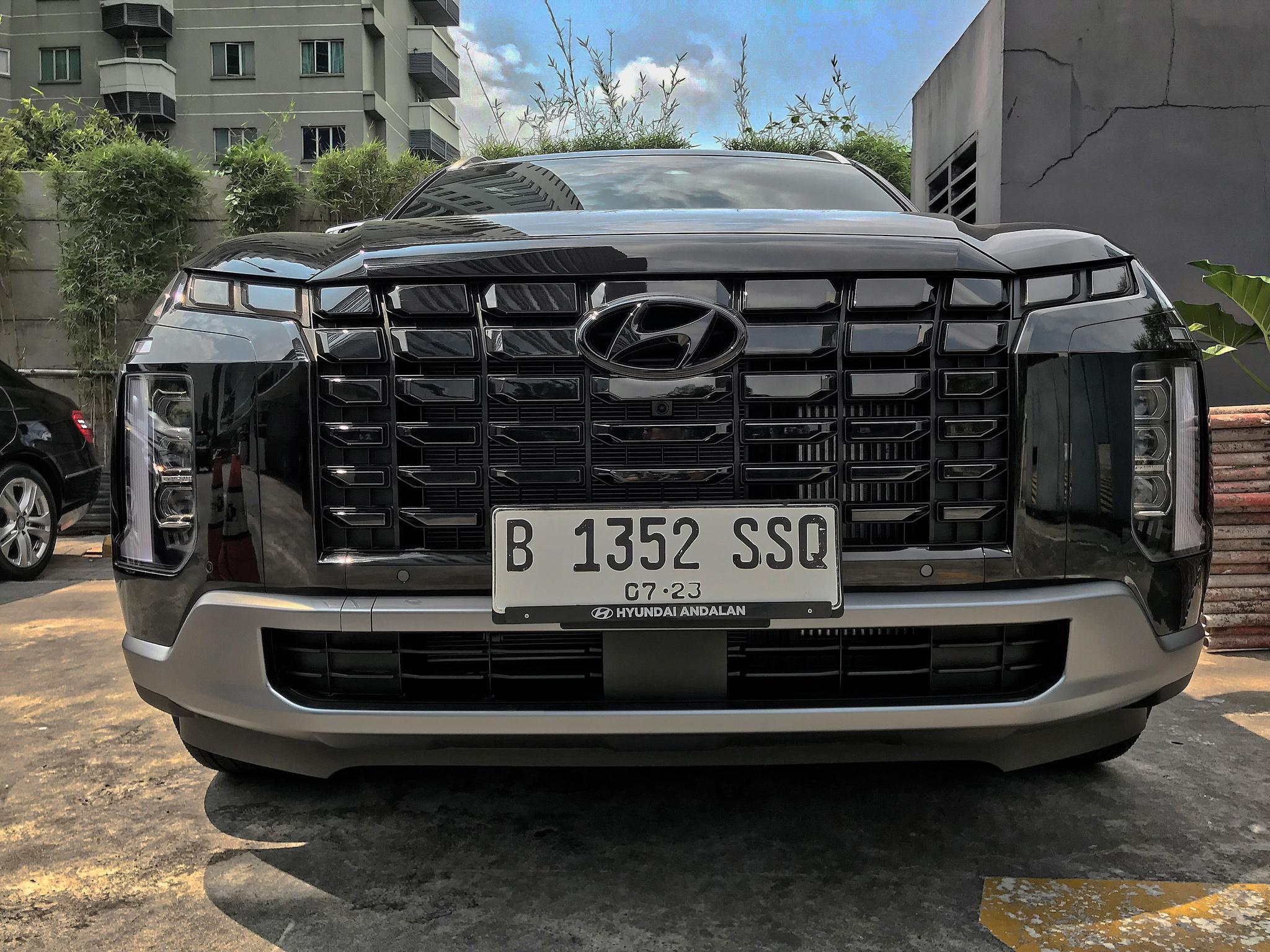 Hyundai Doubles Down on Hybrids and EVs as Competitors Back Off
Despite Ford and GM pausing or rethinking their EV strategies, Hyundai is doubling down on EV production.